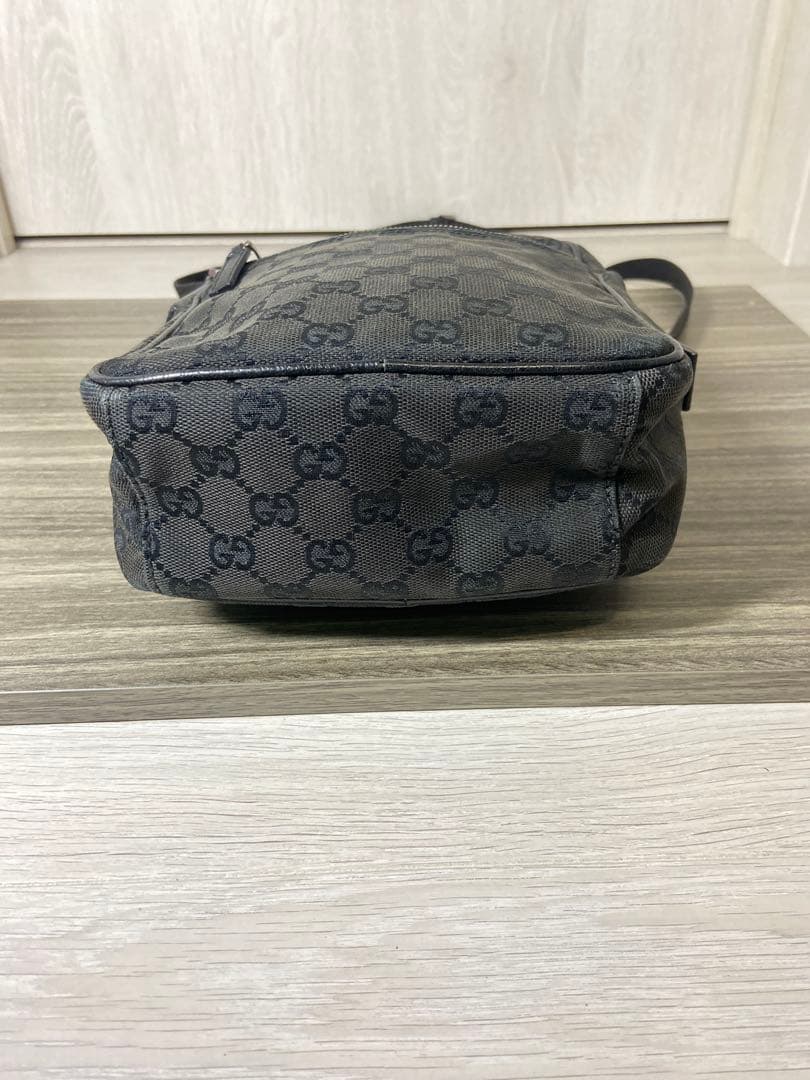 GUCCI ショルダーバッグ　GG柄　キャンバス　黒　斜め掛け　ロゴプレート