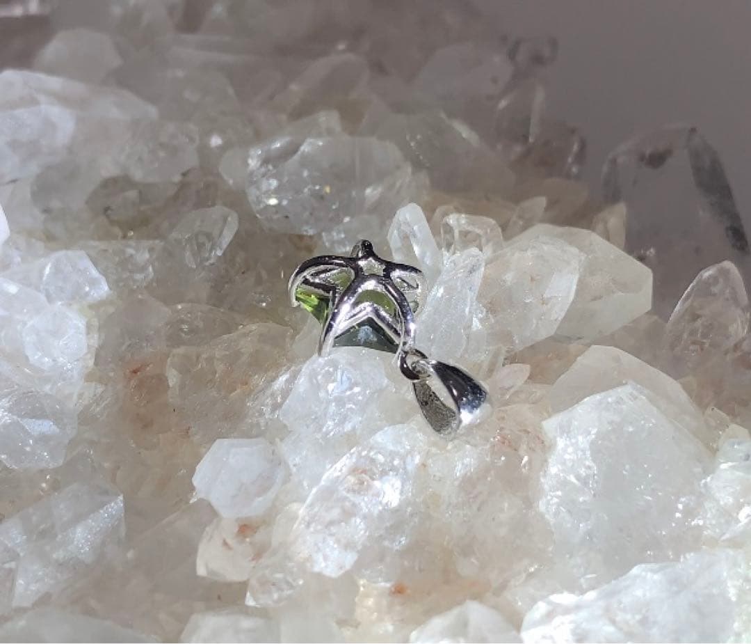 7日まで特価にて❣️★高品質★ モルダバイト　星型　ペンダントトップ