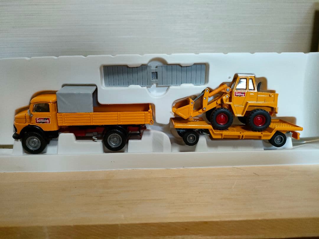 ミニカー 4117 Siku Mercedes-Benz 710 & Kramer 411