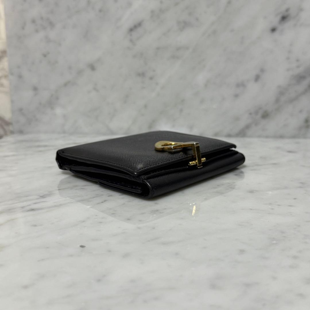 サルヴァトーレフェラガモ 二つ折り財布 ブラック ゴールド ガンチーニ ロック