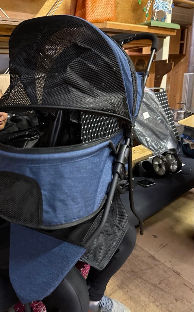 ブルーのメッシュカバー付きペットカート