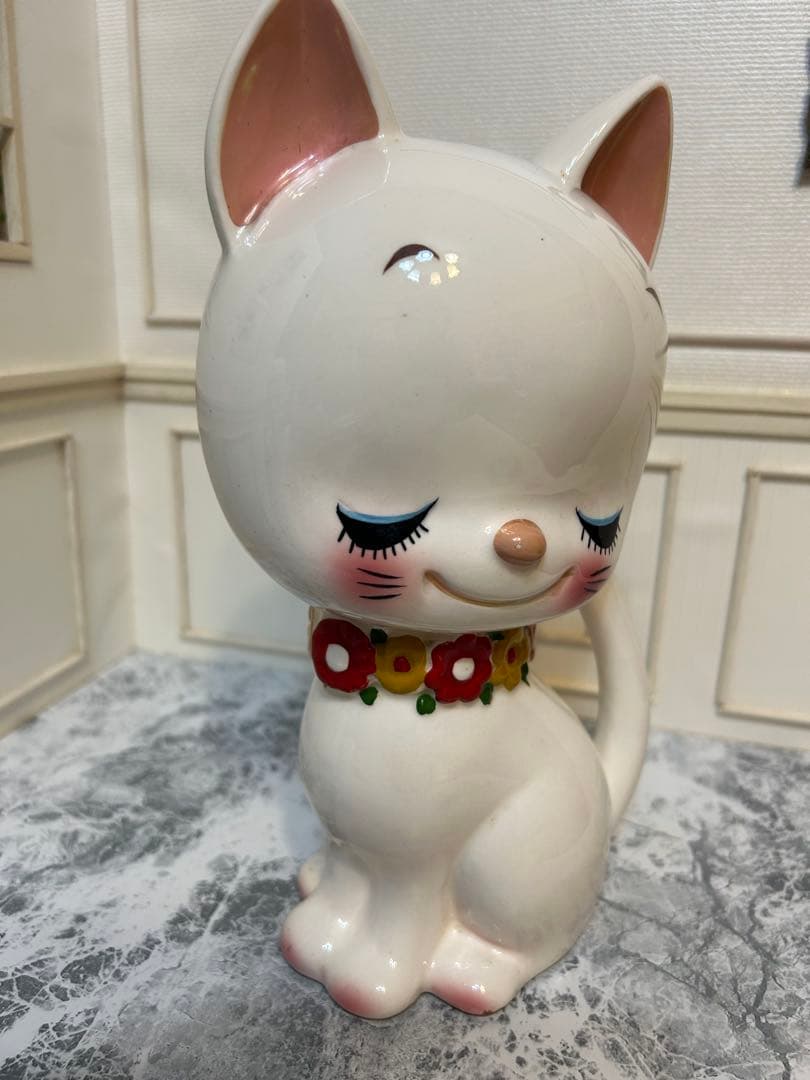 昭和レトロ　1970年代　内藤ルネ　陶器製貯金箱　お花の首飾りの白ネコさん