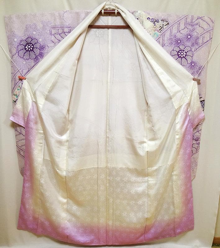 淡い紫色の絞りに牡丹や花々　振袖