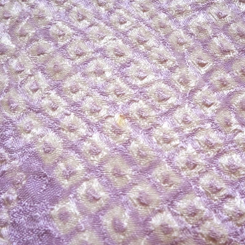 淡い紫色の絞りに牡丹や花々　振袖