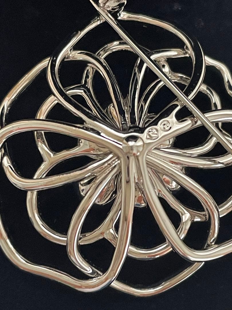 美品❗️スワロフスキーお花のブローチ