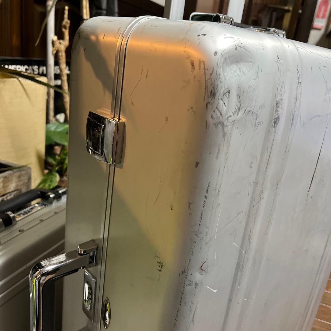 【廃盤品】頑丈です！シンプル構造　ゼロハリバートン　アルミ製キャリーケース