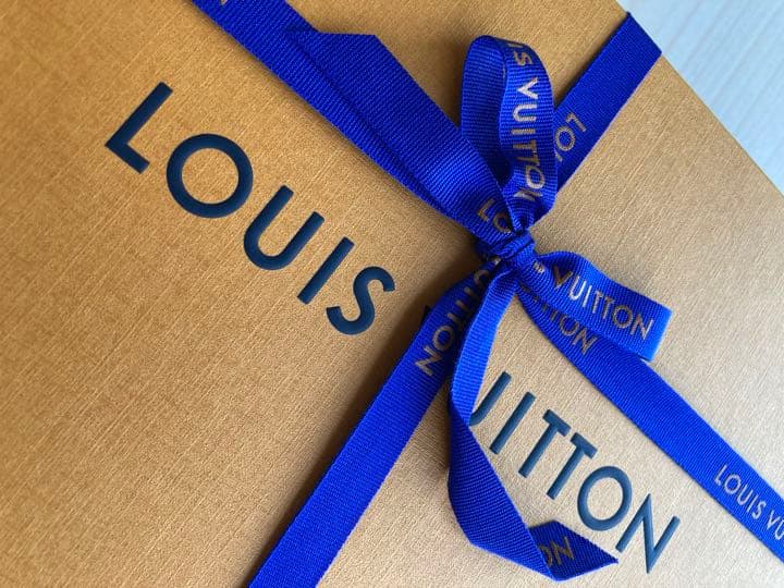 100% 新品未開封ですが,超豪華なルイヴィトンポストカード 梱包お箱
