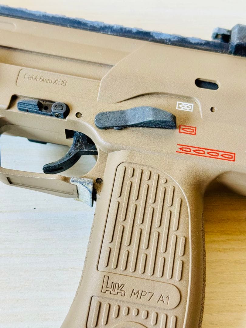 h*e様 東京マルイ ガスブローバック MP7A1 TAN　本物と同じ重量です