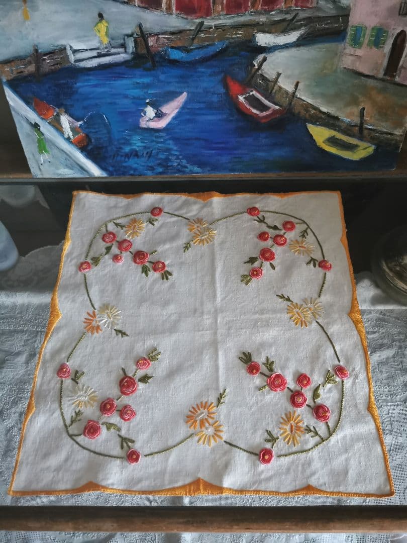 アンティークフランス 赤ピンク バリオンローズステッチ 橙西洋菊 リネンドイリー