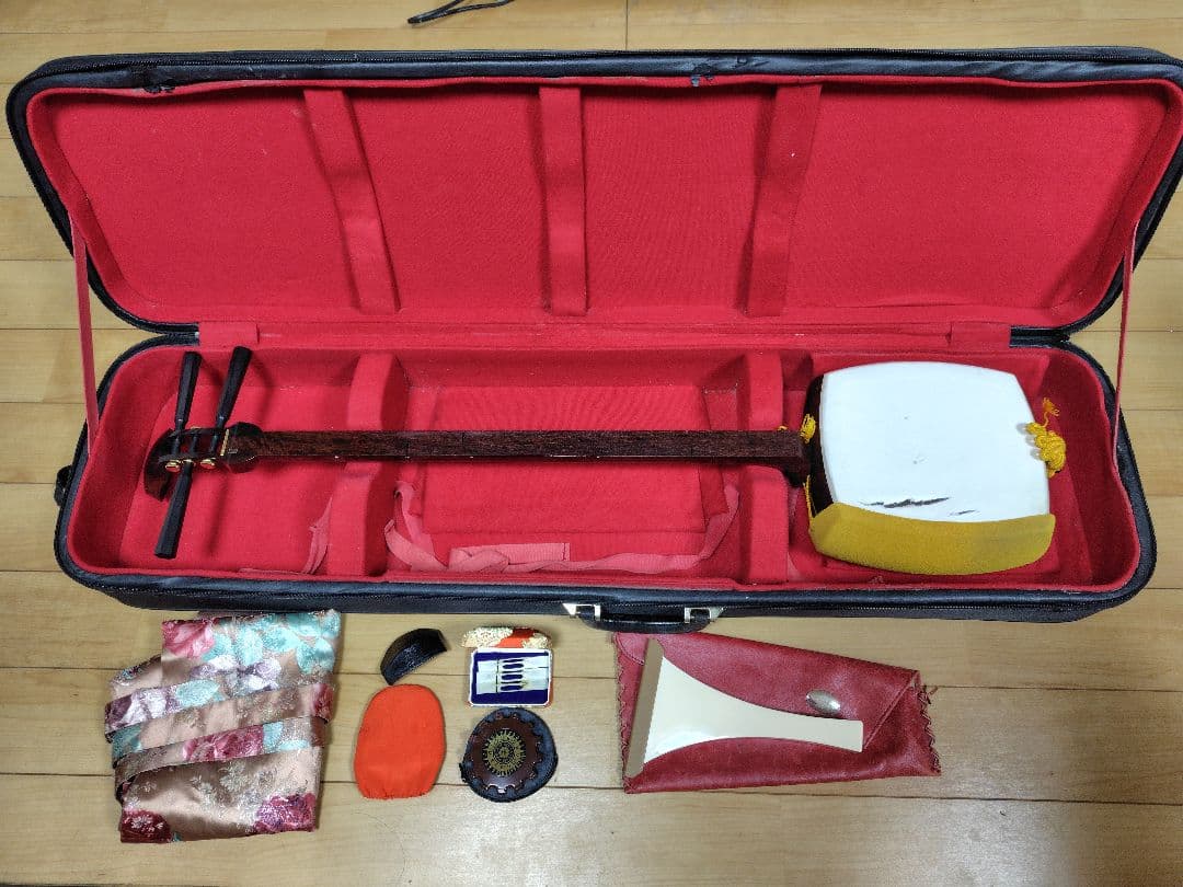 高級三味線太棹　 紅木東さわりk9刻印金細　二本溝子持綾杉胴　ケース付