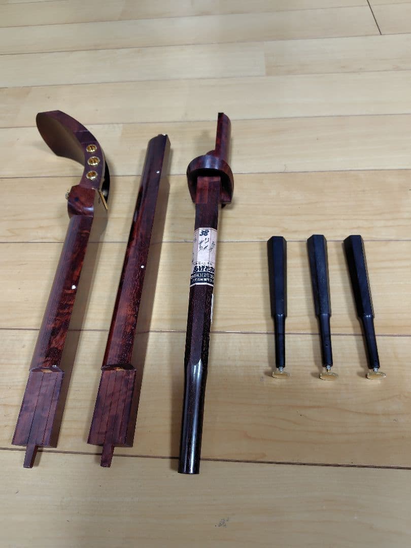 高級三味線太棹　 紅木東さわりk9刻印金細　二本溝子持綾杉胴　ケース付