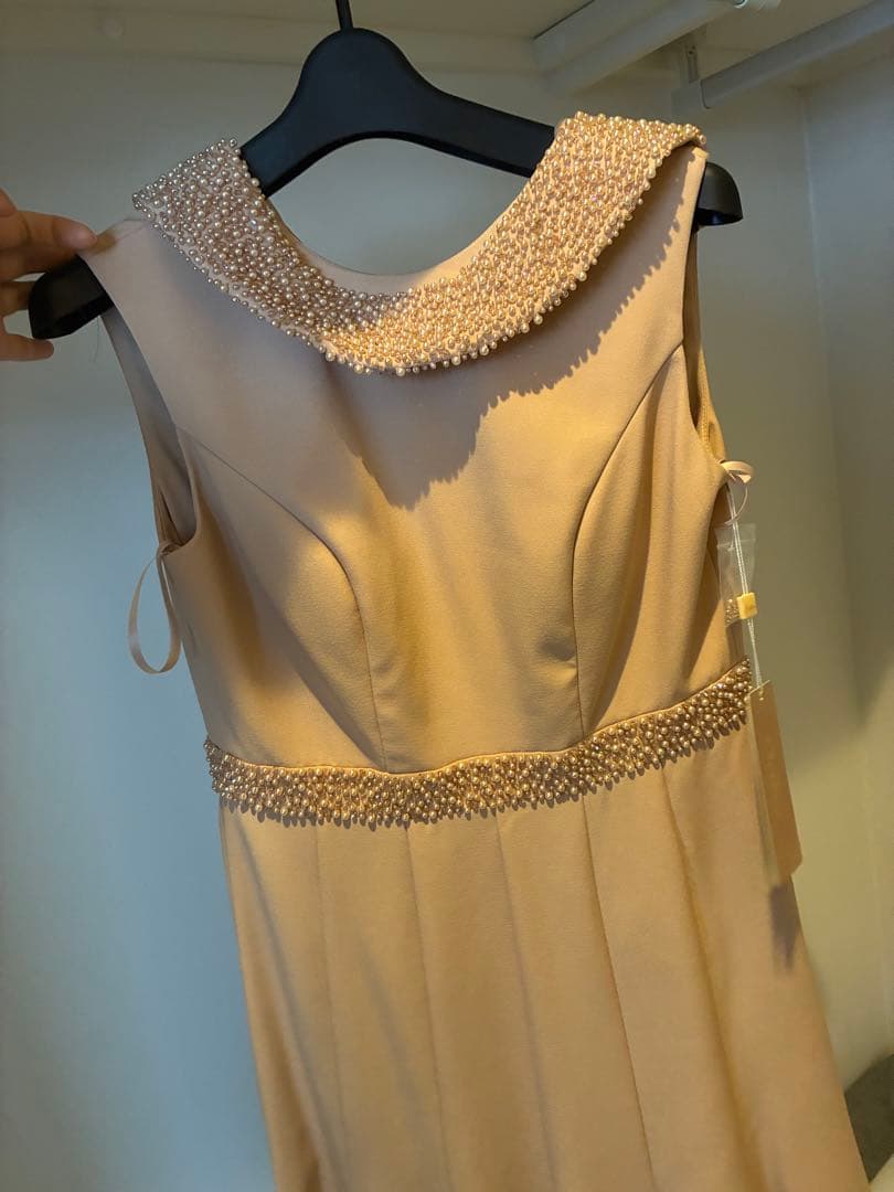 【最終値下げ】SETTANベージュ首元パールノースリーブミディアムドレス