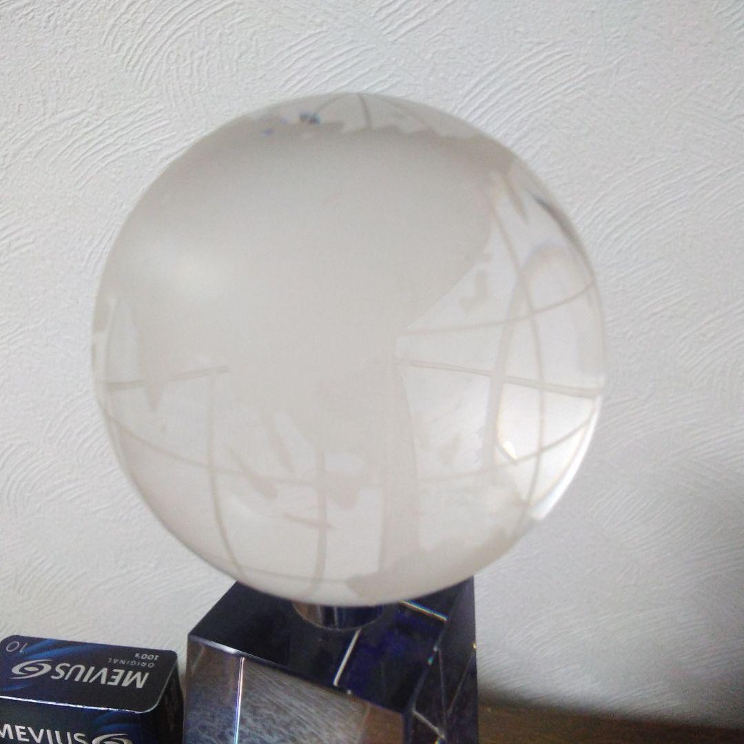 クリスタルガラスのアート作品 オベリスクの先頭に地球儀があります。