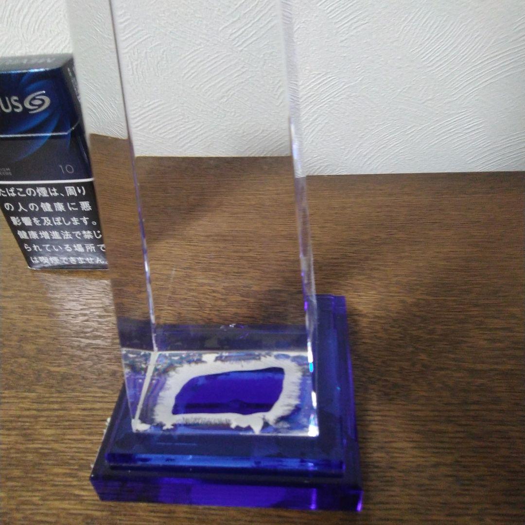 クリスタルガラスのアート作品 オベリスクの先頭に地球儀があります。