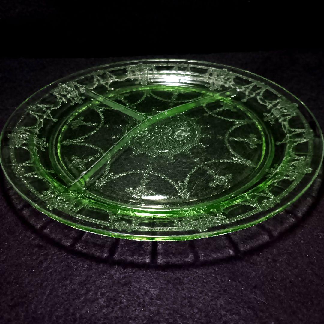 W361-2 昭和レトロ ウランガラス 仕切りランチプレート 古ガラス　FF