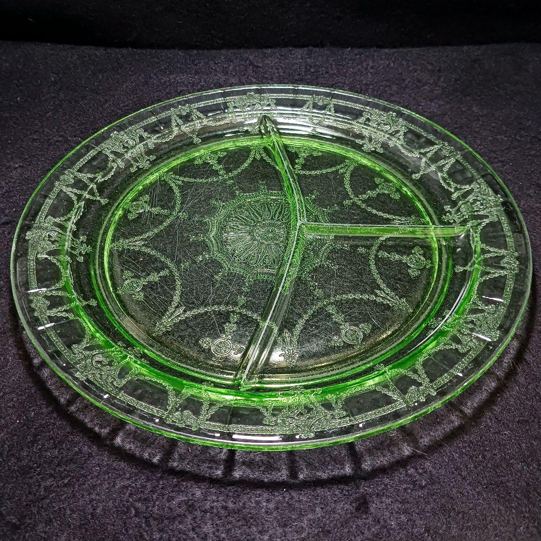 W361-2 昭和レトロ ウランガラス 仕切りランチプレート 古ガラス　FF