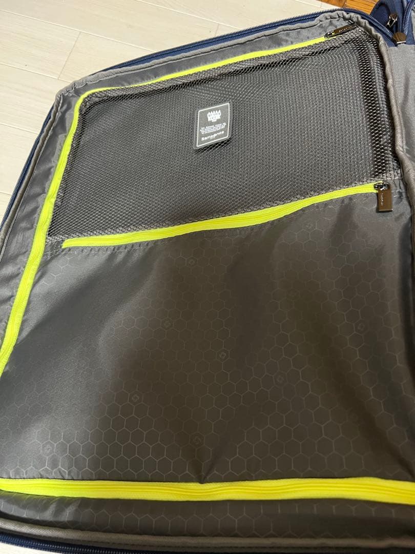 【超軽量】サムソナイト スーツケース ストラリウム スピナー Mサイズ