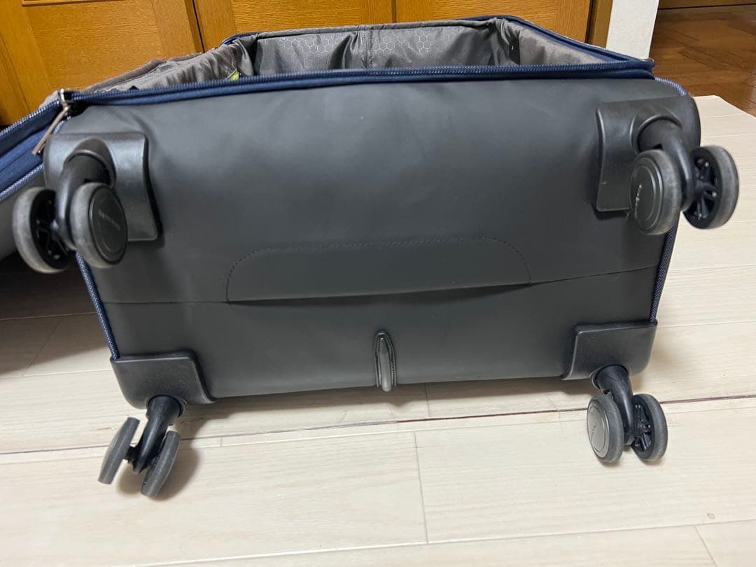 【超軽量】サムソナイト スーツケース ストラリウム スピナー Mサイズ