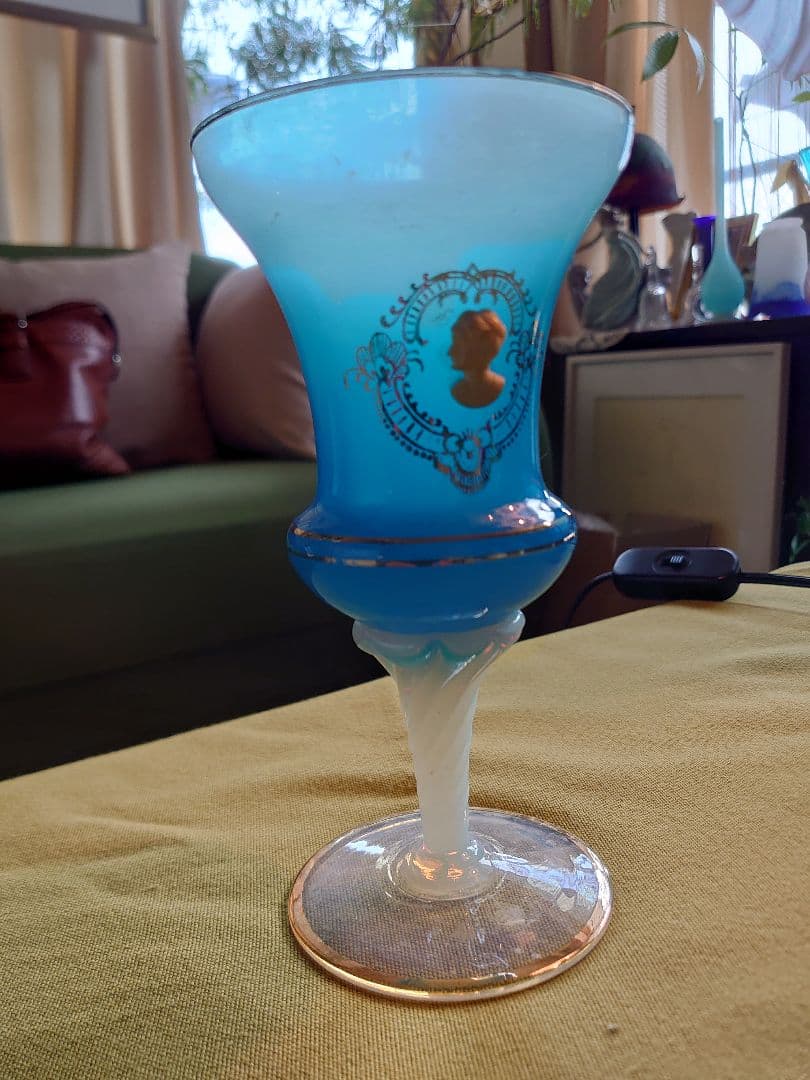 フランス　アンティークオパールオパリンガラス　フラワーベース