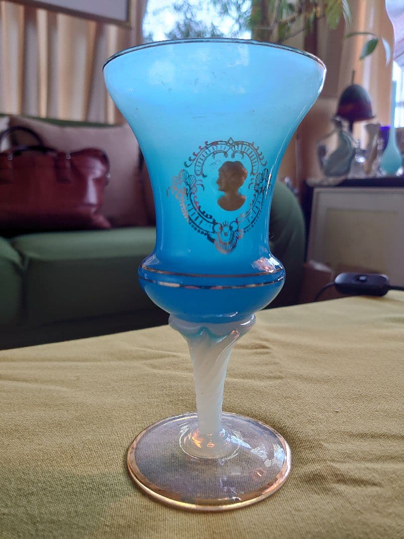 フランス　アンティークオパールオパリンガラス　フラワーベース