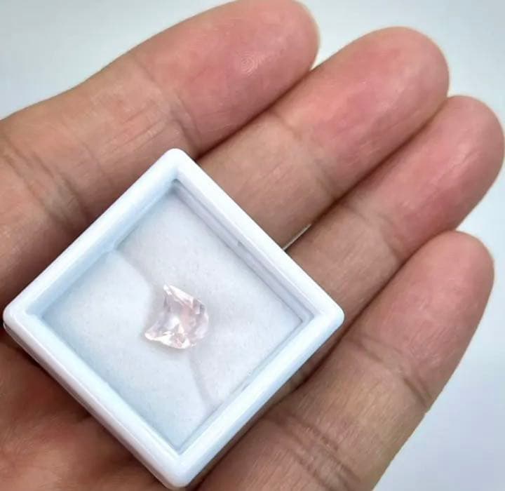 宝石ルース 『さくらカラーのネコちゃん！』可愛いローズクォーツ1.41カラット！