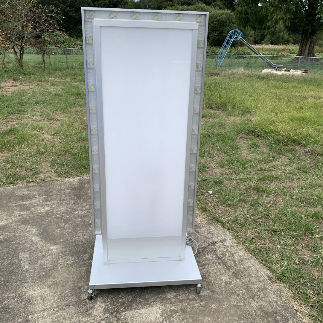 電飾看板　広告看板　キャスター付き　高さ166cm　幅73cm　奥行55cm