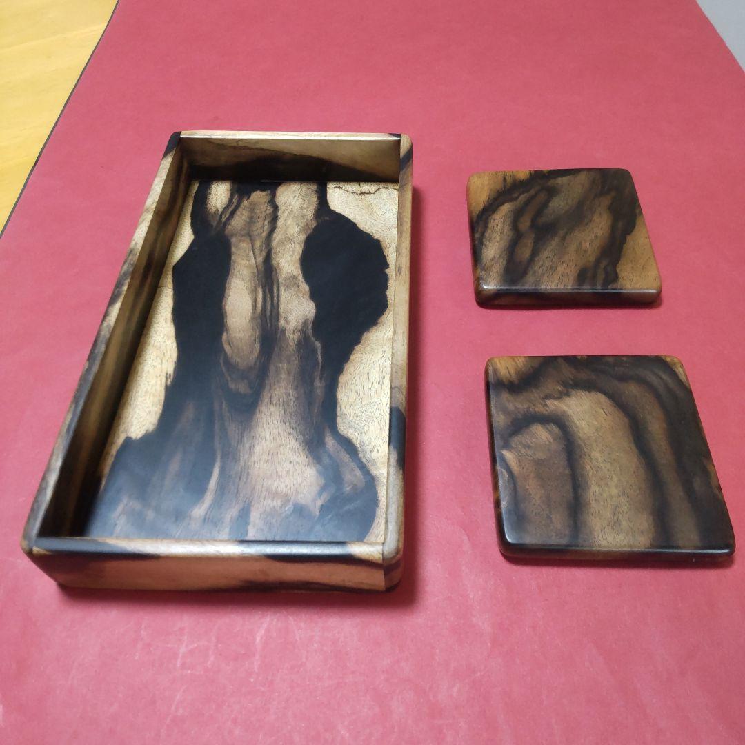 『にこ』の個性的な杢の黒柿の小物入れ&コースター2枚