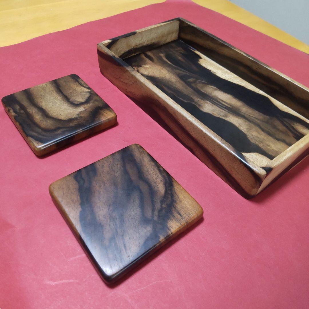 『にこ』の個性的な杢の黒柿の小物入れ&コースター2枚