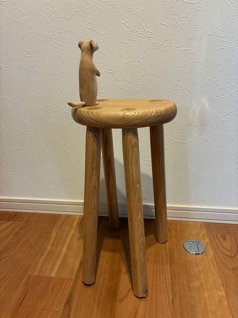 可愛いオコジョて栗のロースツール