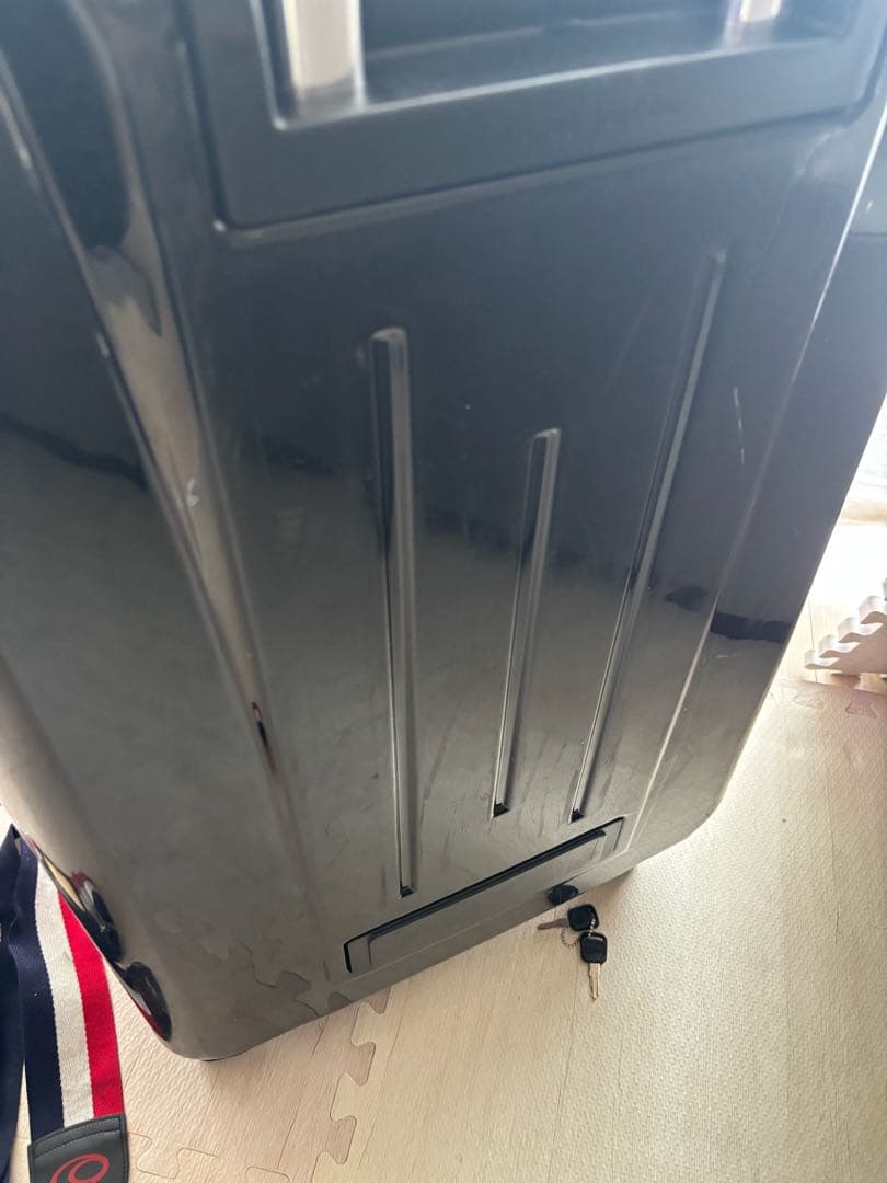 黒とピンクの中型キャリーケース