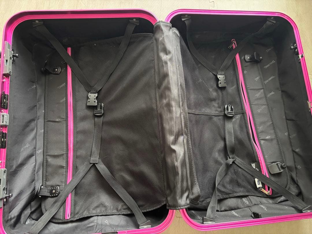 黒とピンクの中型キャリーケース