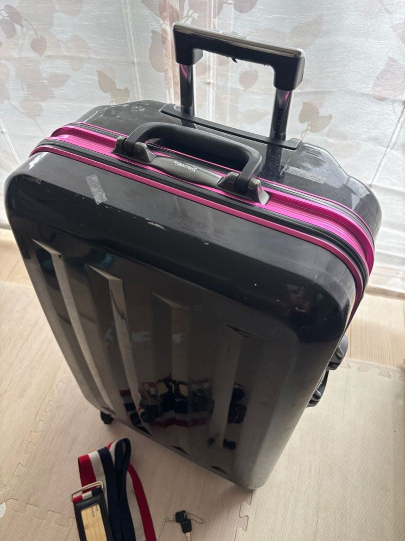 黒とピンクの中型キャリーケース
