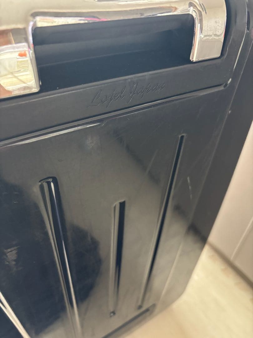 黒とピンクの中型キャリーケース