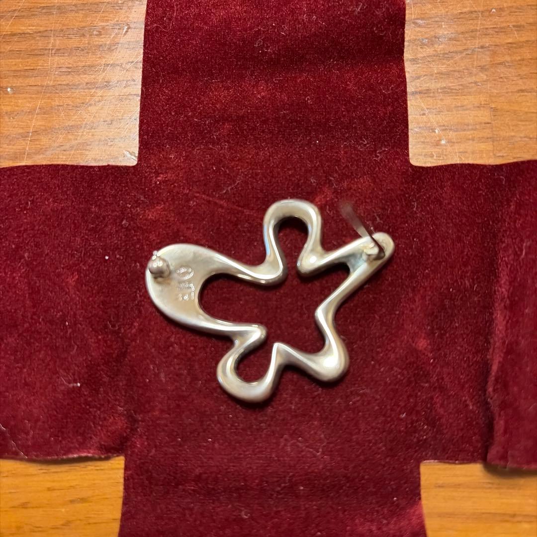   シルバー 花型ブローチ