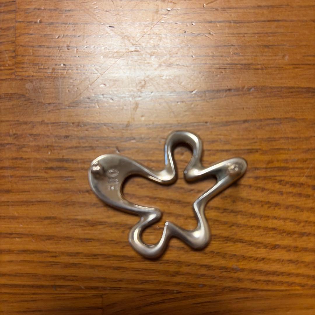   シルバー 花型ブローチ