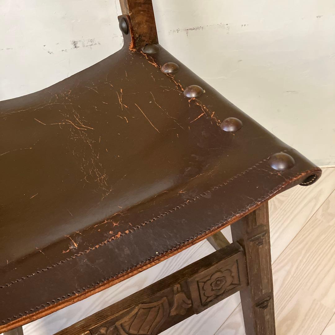 アンティーク彫刻入りダークブラウン木製椅子イギリスヴィンテージスタッズレザー