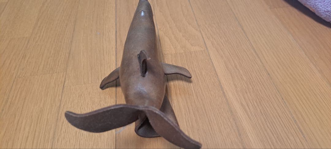 革で作ったイルカのオブジェ