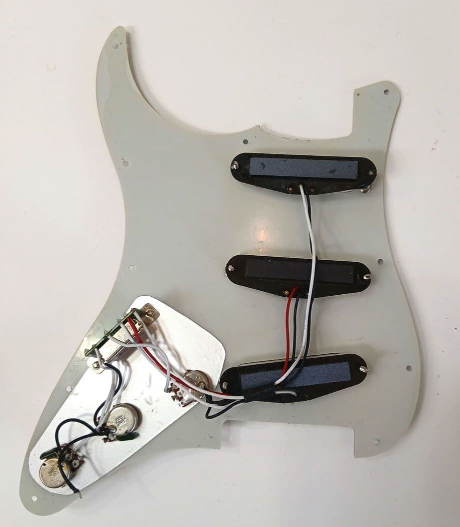 Mavis　ストラトタイプエレキギター　H-S-H