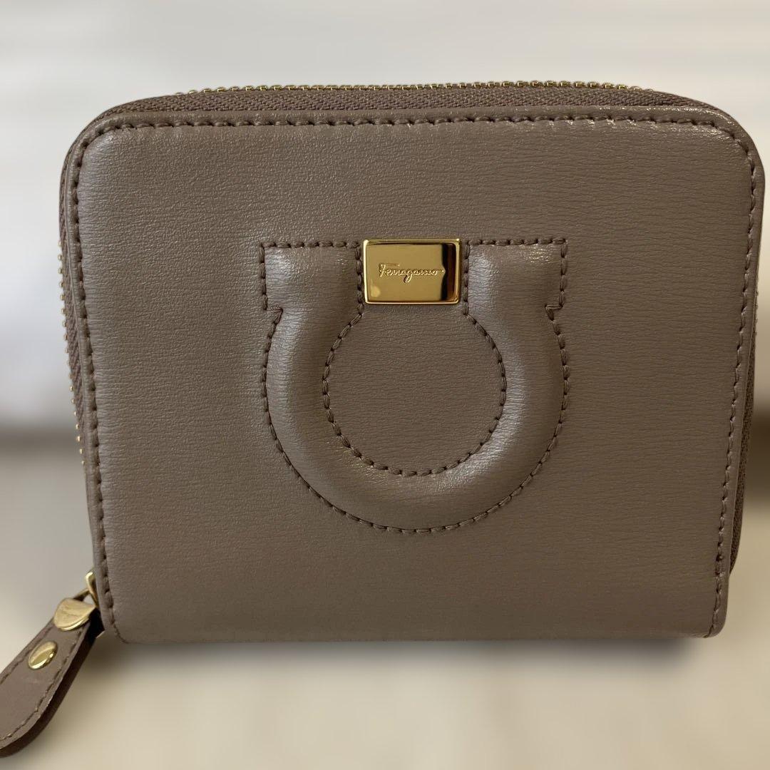 未使用に近い　フェラガモ折り財布