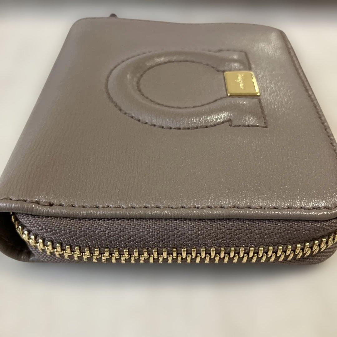 未使用に近い　フェラガモ折り財布