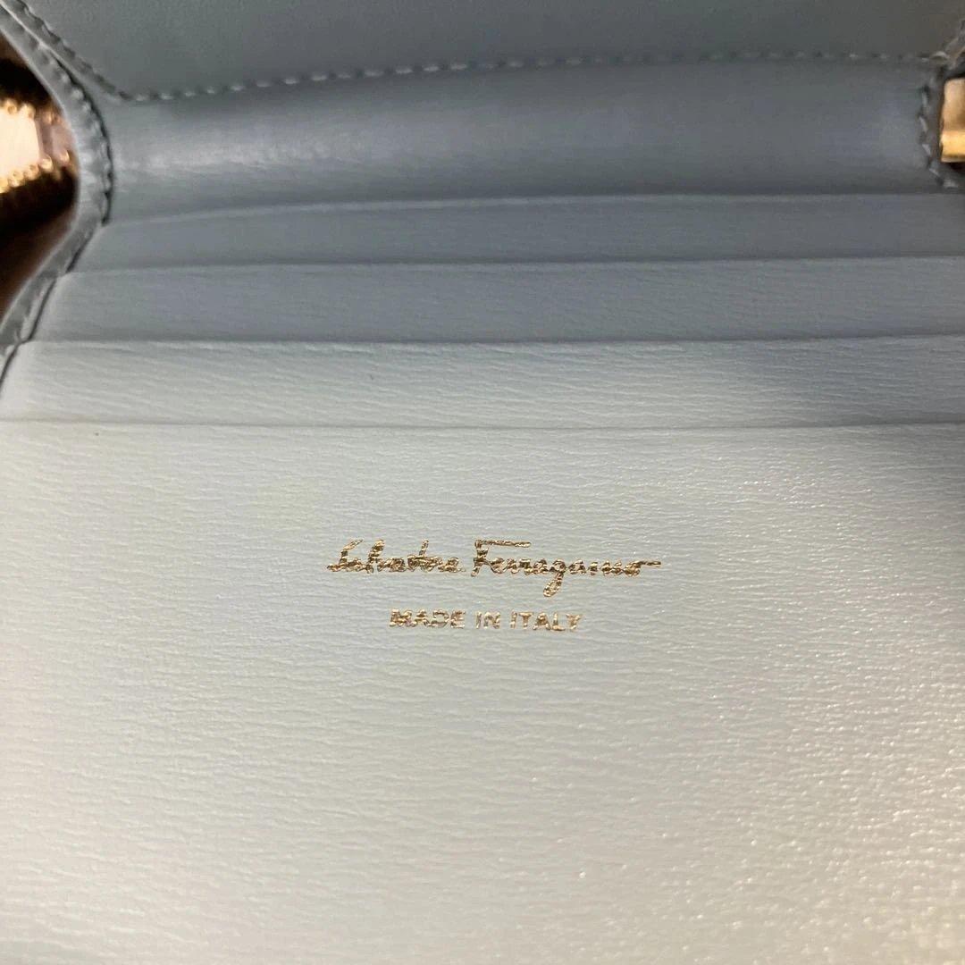 未使用に近い　フェラガモ折り財布