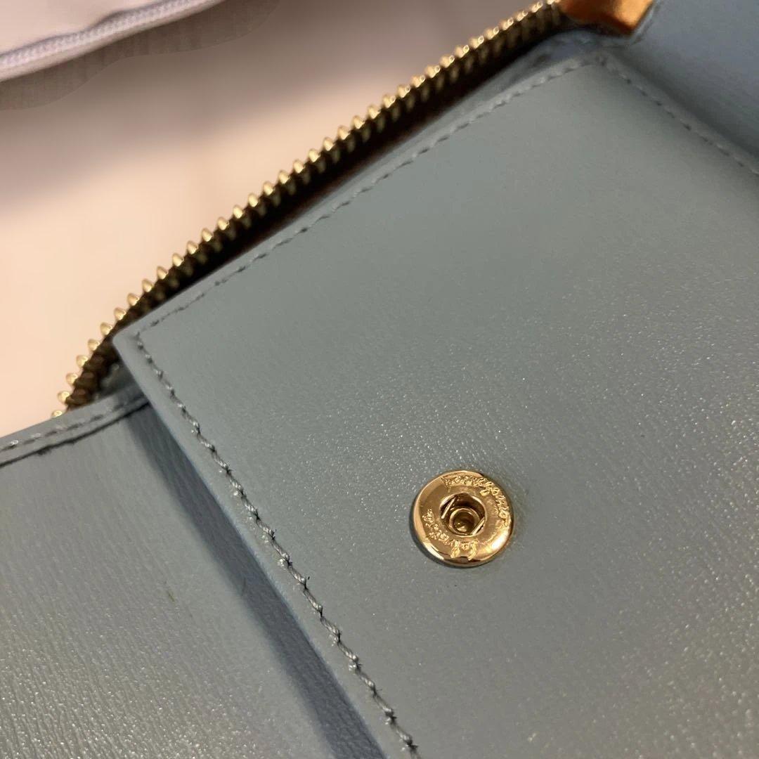 未使用に近い　フェラガモ折り財布