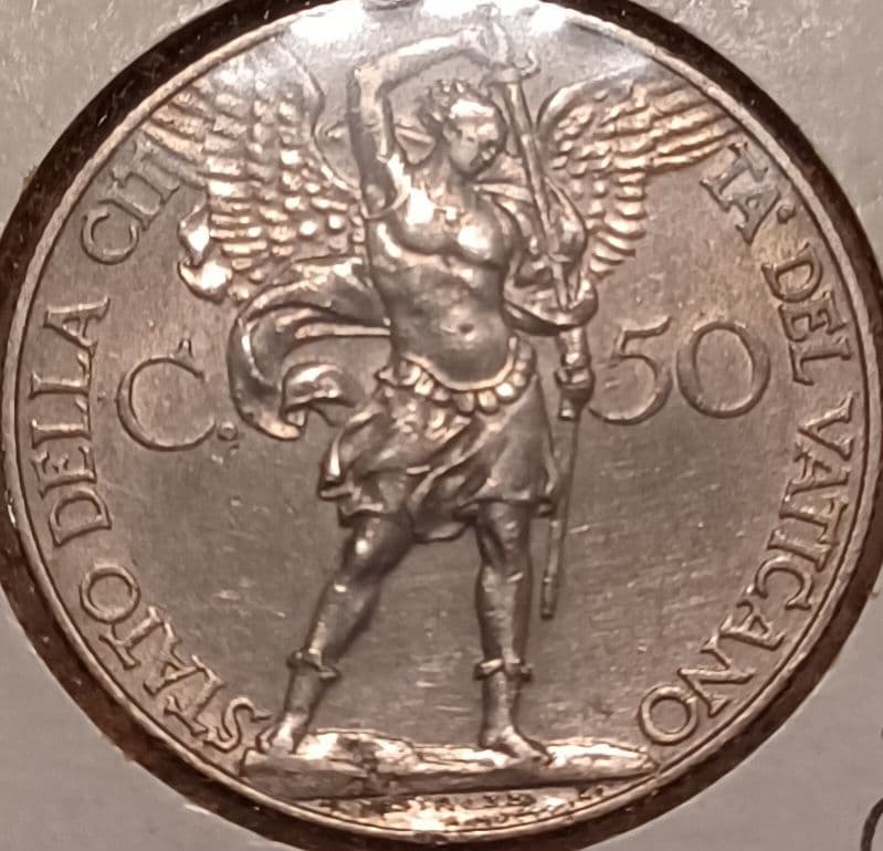 世界で最も小さい独立国 ローマ教皇庁 (バチカン) 剣を持った大天使聖ミカエル像