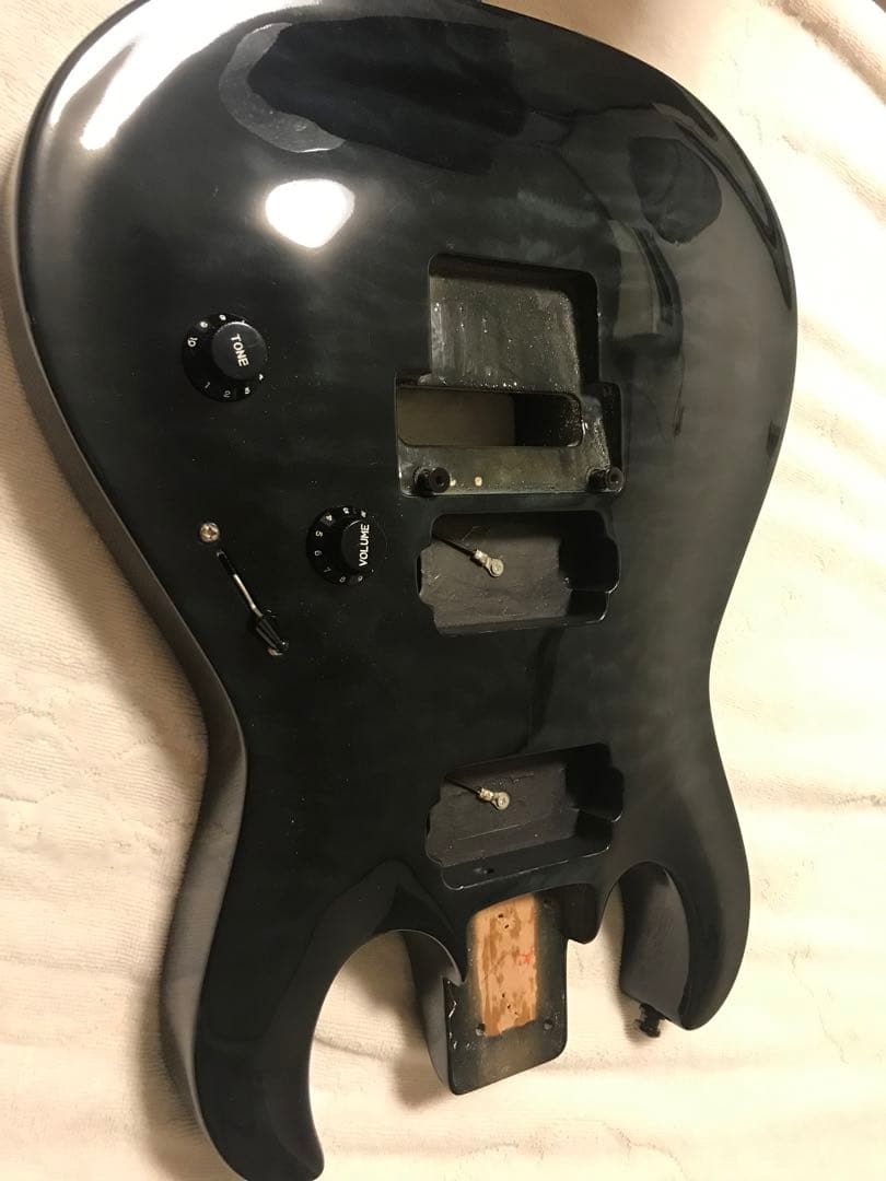 キルトトップギターボディ‼️