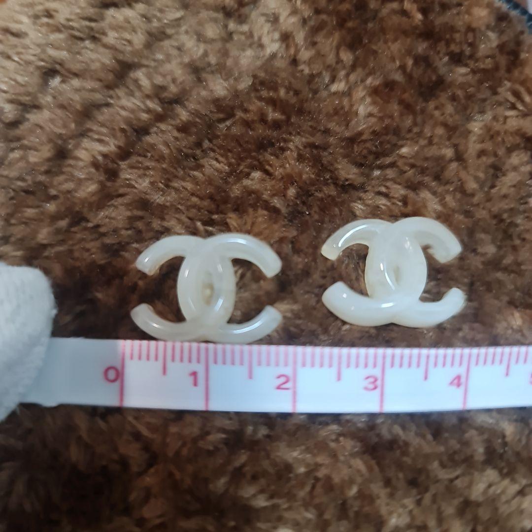 CHANEL ロゴスタッドピアス