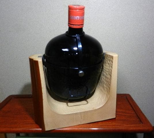 木製台座のブランコに取り付けられた特大４０００ｍｌオールドのボトル（希少品）