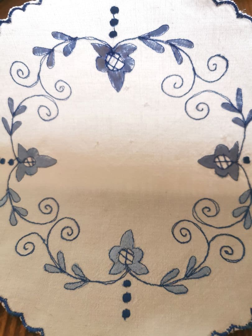 アンティークフランス デルフトブルー風 青糸手刺繍 スカラップリネンドイリー