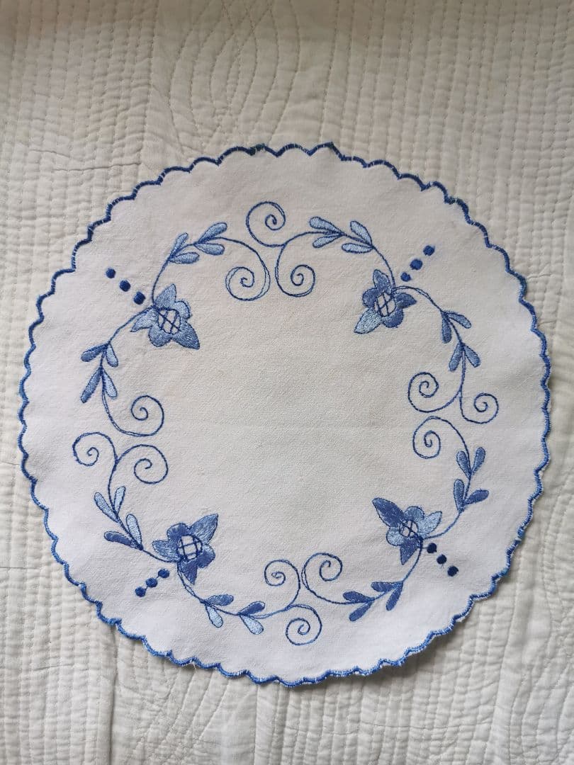 アンティークフランス デルフトブルー風 青糸手刺繍 スカラップリネンドイリー