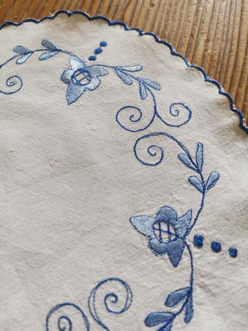 アンティークフランス デルフトブルー風 青糸手刺繍 スカラップリネンドイリー