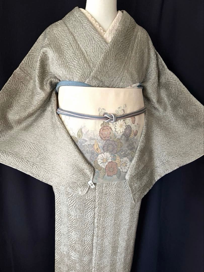 【小紋】藤娘きぬたや　杢目絞り　極上たたき柄生地　薄い抹茶色　しつけ付き